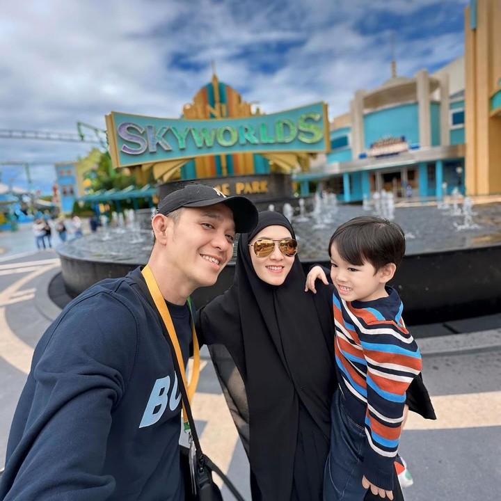 <p>Pasangan artis Lyra Virna dan Fadlan Muhammad menikah pada tahun 2013. Pada Agustus 2020, pasangan ini dikaruniai seorang anak laki-laki bernama Khaleed Al-Fatih. Kehamilan ini menjadi yang ketiga bagi Lyra karena sudah dikaruniai dua anak dari pernikahan sebelumnya. (Foto: Instagram: @lyravirna)</p>