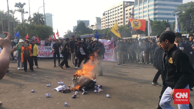 Pada Jumat (23/9), mahasiswa kembali berdemonstrasi di Gedung DPR dan menyerukan untuk tidak lengah mengawal putusan MK.