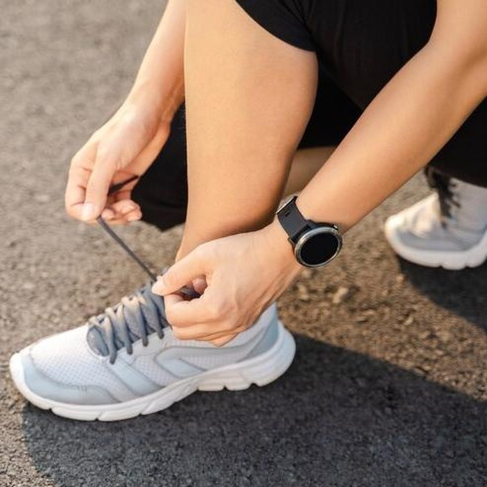 Meskipun sepatu lari perlu dicuci secara teratur, kamu sebaiknya tidak mencucinya di mesin cuci, terutama jika sol sepatu lari berbahan gel.