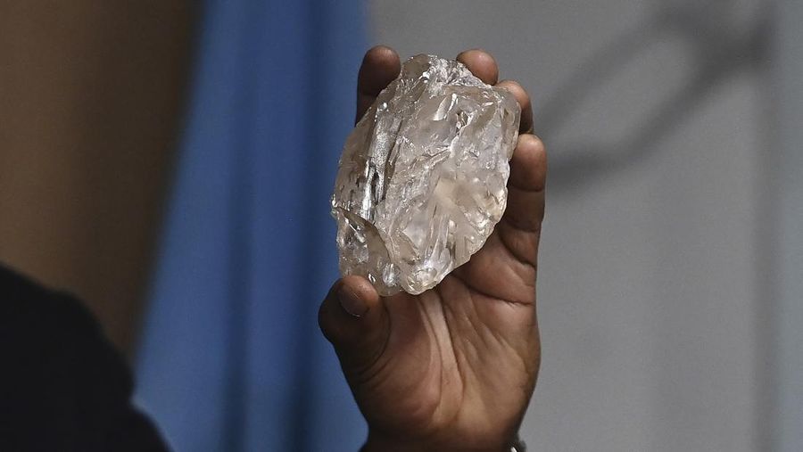 Seseorang memegang berlian seberat 2.492 karat yang ditemukan di negara itu dan dipamerkan di Gaborone, Botswana, Kamis (22/8/2024). (AP Photo)