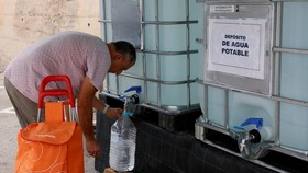 Kekeringan Parah di Spanyol, Warga Antre Air Kemasan