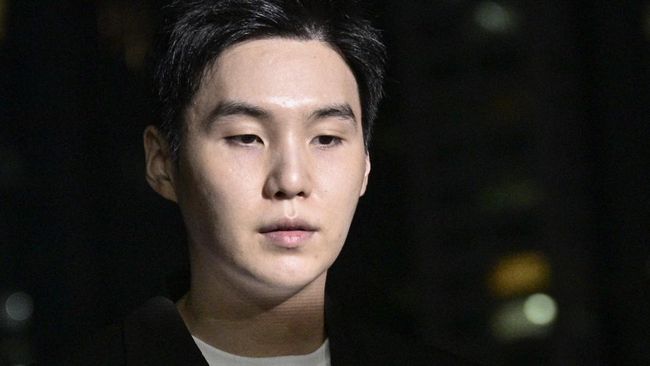 Suga BTS kembali meminta maaf karena mengemudi saat mabuk. Permintaan maaf disampaikan sebelum diperiksa polisi, Jumat (23/8)