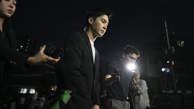 FOTO: Suga BTS Tertunduk dan Minta Maaf Sebelum Diperiksa Polisi