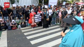 VIDEO: Kantor KPU Didemo, Afifuddin Pastikan PKPU Ikuti Putusan MK
