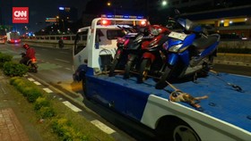 VIDEO: Polisi Amankan Ratusan Motor Pengunjuk Rasa ke Polda Metro Jaya
