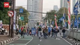 VIDEO: Polisi Bubarkan Rombongan Pelajar SMU Menuju DPR
