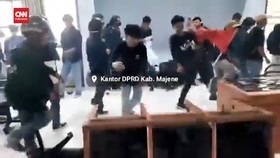 VIDEO: Massa Demo Kawal Putusan MK Rusak Kantor DPRD Majene