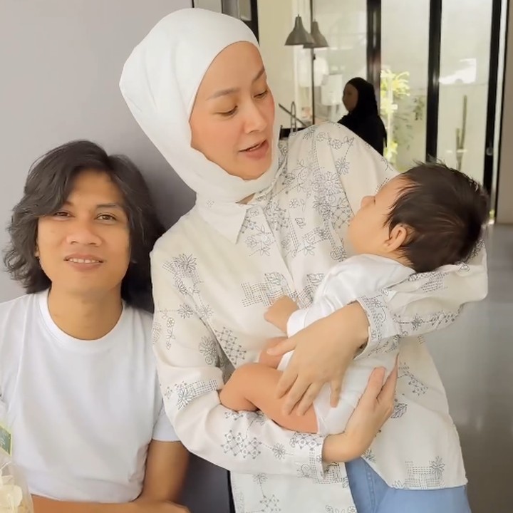 <p>Dalam video yang diunggah sang istri, Tria terlihat sudah kembali tersenyum. Kondisinya juga sudah tampak lebih baik dan terlihat bugar. (Foto: Instagram @dhaturembulan)</p>