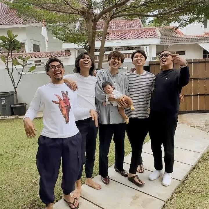 <p>Tria saat ini sudah kembali ke rumah, Bunda. Baru-baru ini, personel The Changcuters tampak menjenguk Tria di rumahnya. Suasana ceria terlihat saat mereka berkumpul kembali. (Foto: Instagram @dhaturembulan)</p>