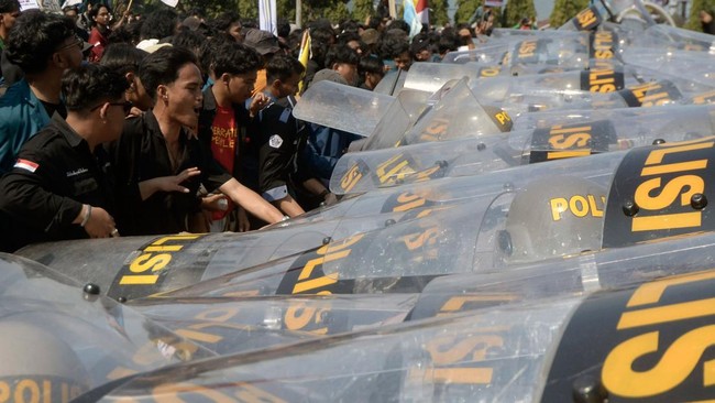 Ruang sidang paripurna DPRD Majene, Sulawesi Barat dirusak mahasiswa saat mau menemui personil majelis ketika tindakan menolak pengesahan RUU Pilkada.