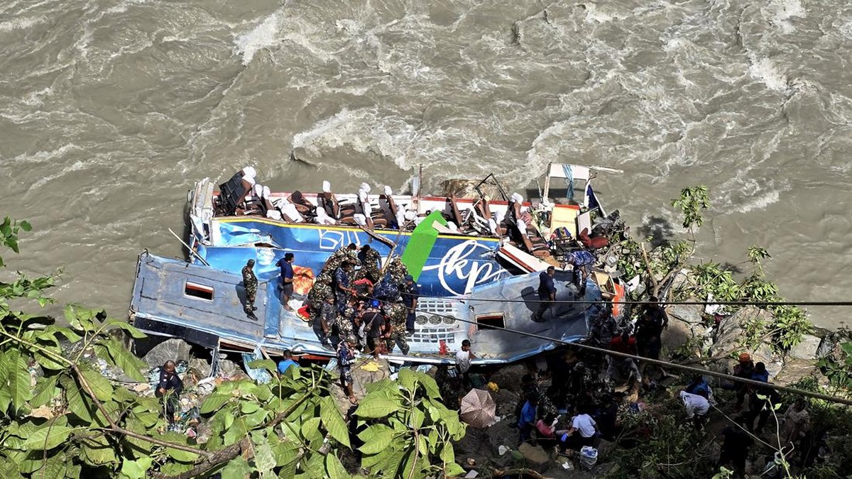 FOTO: Tragedi Bus Terjun ke Sungai di Nepal, 27 Orang Tewas