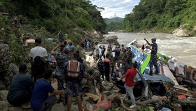 FOTO: Tragedi Bus Terjun ke Sungai di Nepal, 27 Orang Tewas