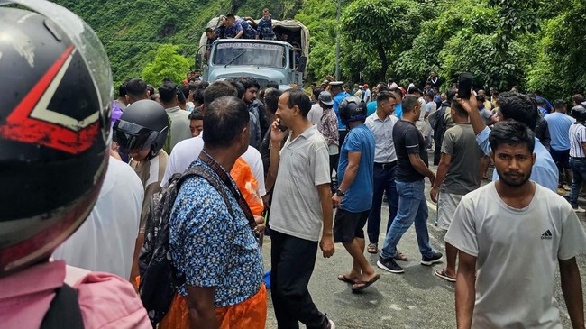 FOTO: Tragedi Bus Terjun ke Sungai di Nepal, 27 Orang Tewas