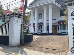 Gedung DPRD Kota Sukabumi Tak Berpagar Usai Didemo Mahasiswa