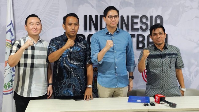 Budisatrio Djiwandono terlihat mengambil formulir pendaftaran Ketua Umum PP Perbasi 2024-2028 secara langsung di Kantor PP Perbasi di GBK Arena, Jumat (23/8).