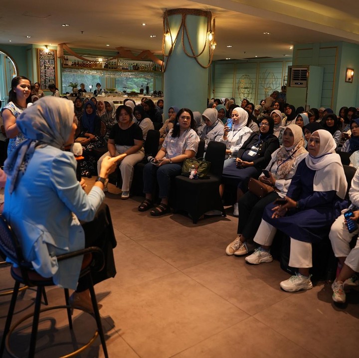 <p>Selesai registrasi, Bunda-Bunda langsung menempati kursi yang disediakan di tempat <em>talkshow</em>. Mereka tampak antusias ikut dalam <em>talkshow</em> bersama pakar. (Foto: Atmaja Kurniawan/ HaiBunda)</p>