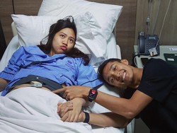 Senyum Bahagia Jonatan Christie-Shanju Sambut Kelahiran Putranya
