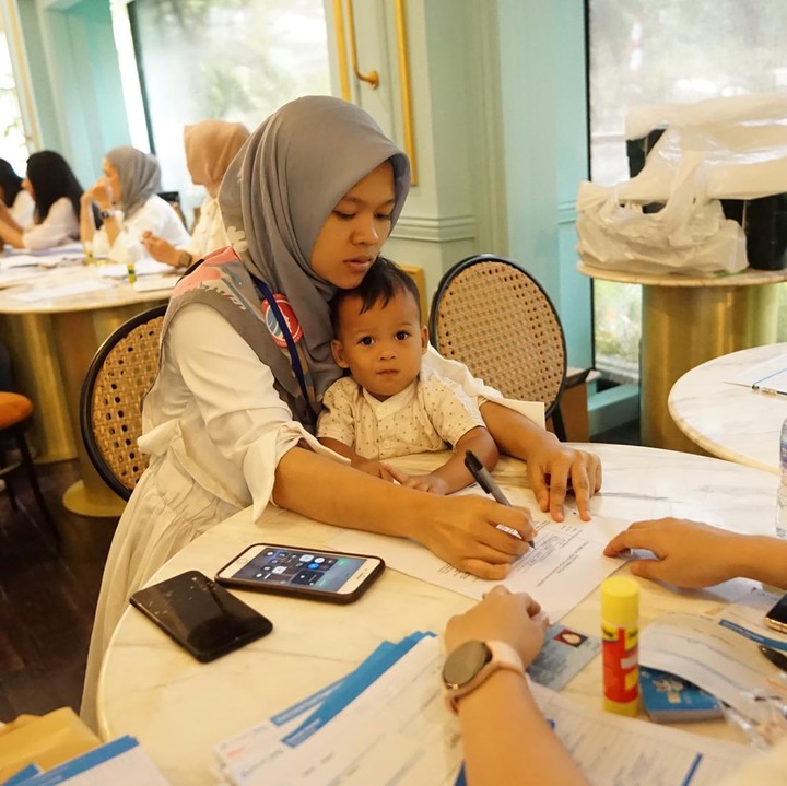 <p>Para Bunda anggota HaiBunda Squad sudah terlihat hadir di lokasi acara sejak pukul 09.00 WIB. Mereka mulai melakukan registrasi sebelum ikut <em>talkshow</em>. Kali ini, para Bunda yang hadir bersama anaknya kompak mengenakan pakaian bernuansa warna biru. (Foto: Atmaja Kurniawan/ HaiBunda)</p>