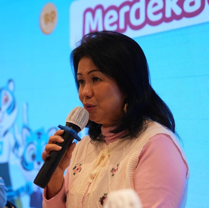 <p>Branch Management Division Head J Trust Bank, Veronika menjadi salah satu pembicara di acara <em>talkshow</em>. Veronika memberikan tips menabung sejak dini, sekaligus mengenalkan produk dari J TRUST BANK. (Foto: Atmaja Kurniawan/ HaiBunda)</p>