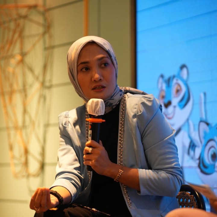 <p><em>Sharing session</em> hari ini juga mendatangkan pakar di keuangan, yakni Financial Planner, Rista Zwestika, CFP, WMI, WPS. Rista menjelaskan dengan detail tips <em>parenting</em> bagi Bunda untuk mengajarkan menabung sejak dini ke anaknya. "Mengajarkan anak menabung sejak dini dapat membentuk karakter anak, yakni menjadi mandiri. Mereka juga lebih paham dengan konsep keuangan, sehingga dapat menggunakan uangnya dengan bijak," ujarnya dalam sesi <em>talkshow</em>. (Foto: Atmaja Kurniawan/ HaiBunda)</p>