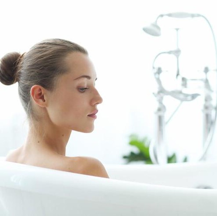 Mandi Air Hangat/ Foto: freepik.com/Racool_studio