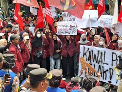 Pelantikan Anggota DPRD Lamongan Diwarnai Demo Mahasiswa Kawal Putusan MK