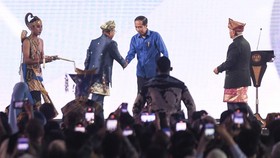 FOTO: Ketika Jokowi 'Membiru' di Kongres ke-6 PAN