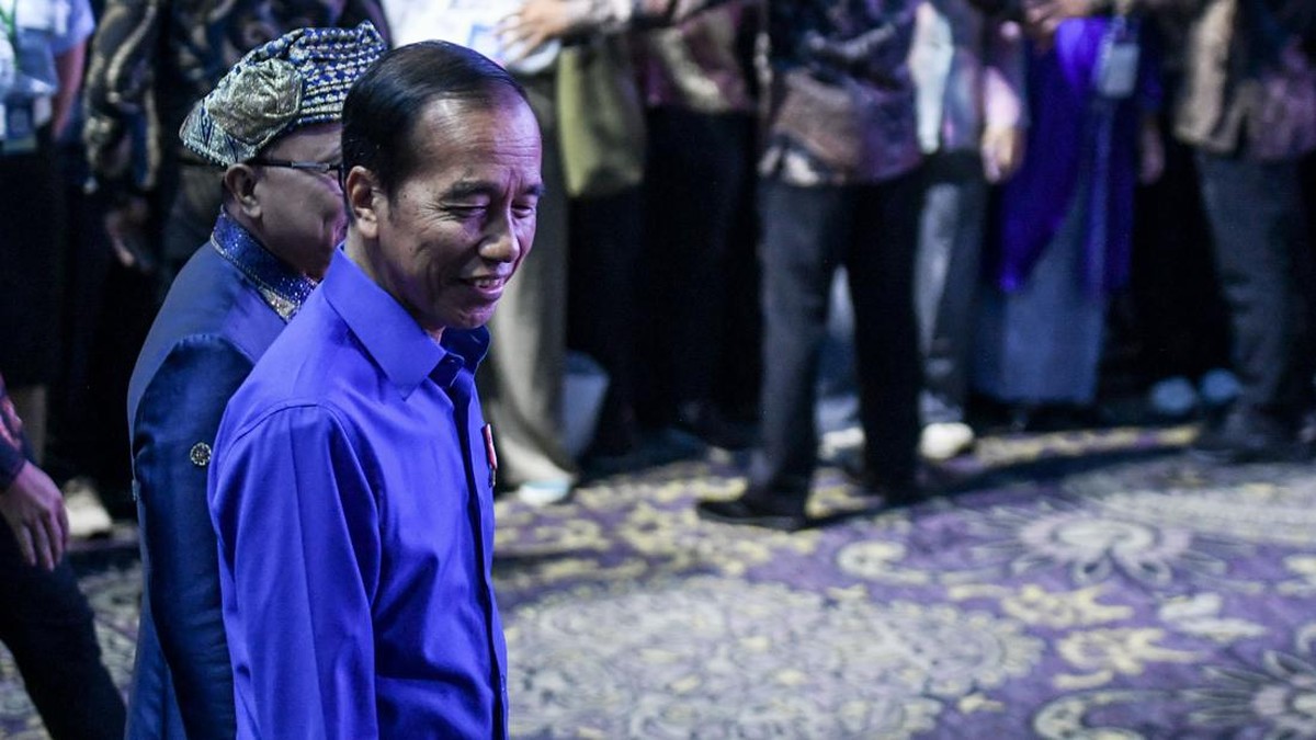 FOTO: Ketika Jokowi 'Membiru' di Kongres ke-6 PAN