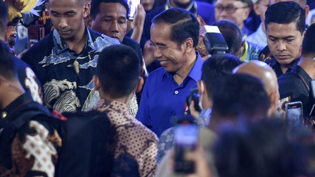 Presiden Jokowi terekam kamera bersalaman dengan Anies Baswedan di Kongres NasDem, Jakarta, Minggu (25/8). Keduanya sempat berbincang sebentar.