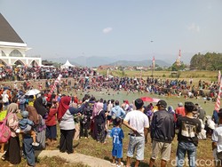 Menengok Keseruan Ngagogo Ikan di Lingkungan Pemkab Sumedang