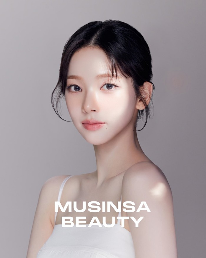 Pictorial terbaru MUSINSA BEAUTY yang menampilkan wajah Karina aespa yang menawan dibagikan di media sosial pada Selasa, (20/8). Ia tampil cantik dengan beberapa makeup look berbeda, mulai dari natural hingga bold. / Foto: x.com/musinsaofficial