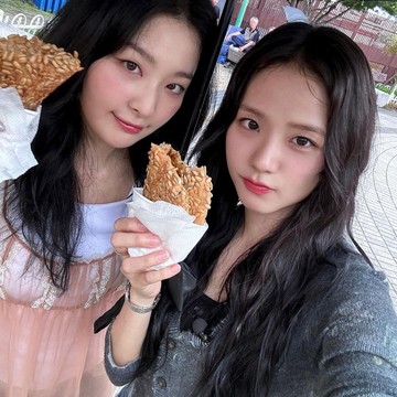 Seulgi Red Velvet dan Jisoo BLACKPINK Bagikan Momen Liburan Musim Panas Bersama