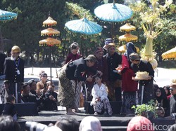 Permintaan Unik Anak Rambut Gimbal Dieng yang Diruwat: Permen Love-Itik