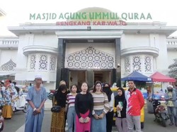 Pengakuan Dosa Peserta Pawai Lampion Usai Party Depan Masjid Agung Sengkang