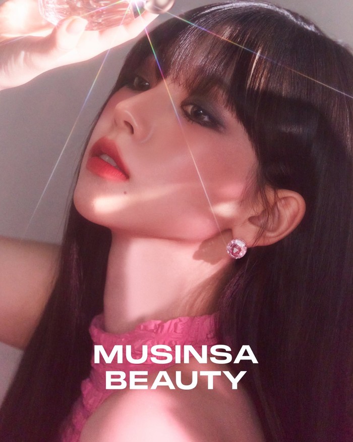 Sebelumnya, idol K-Pop berusia 24 tahun ini resmi diperkenalkan sebagai duta sekaligus beauty model MUSINSA BEAUTY pada 12 Agustus 2024 lalu. Buat bangga fans, ia menjadi ambassador pertama dan satu-satunya toko kosmetik itu. / Foto: x.com/musinsaofficial