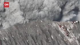 VIDEO: Detik-detik Pendaki Kabur Saat Gunung Dukono Erupsi