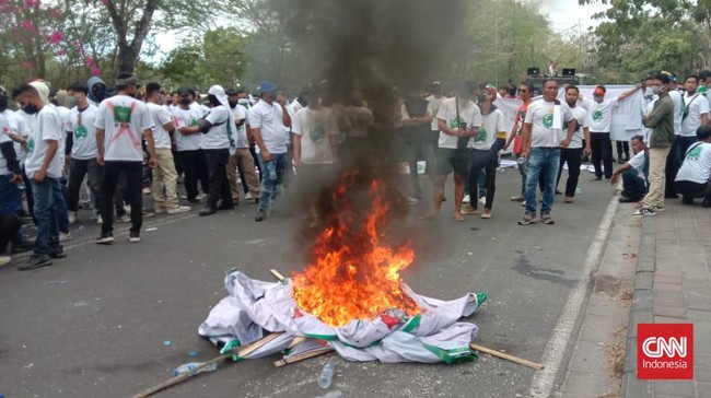 Sejumlah orang yang memakai atribut PKB menggelar aksi unjuk rasa tidak jauh dari lokasi Muktamar ke-6 PKB di Nusa Dua, Bali, Sabtu (24/8) sore.