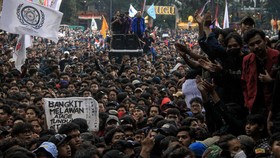 FOTO: Nyala Perlawanan Upaya Pembegalan Konstitusi di Sejumlah Daerah