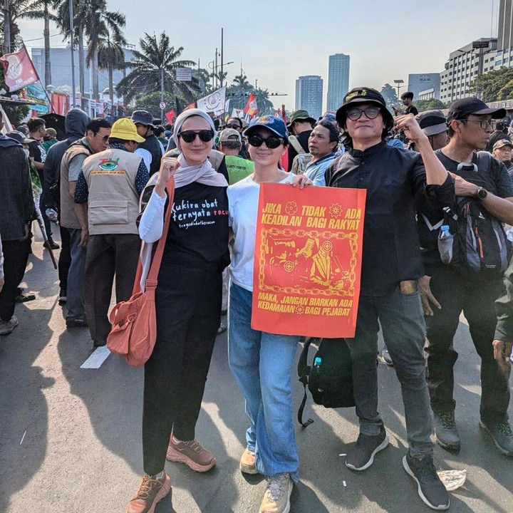 <p>Sejumlah figur publik ikut demo untuk menolak pengesahan revisi Undang-Undang (UU) Pilkada di depan Gedung DPR/MPR RI, Kamis (22/8/2024). Salah satunya adalah Wanda Hamidah yang terjun langsung bersama kedua anaknya. (Foto: Instagram@wanda_hamidah)</p>