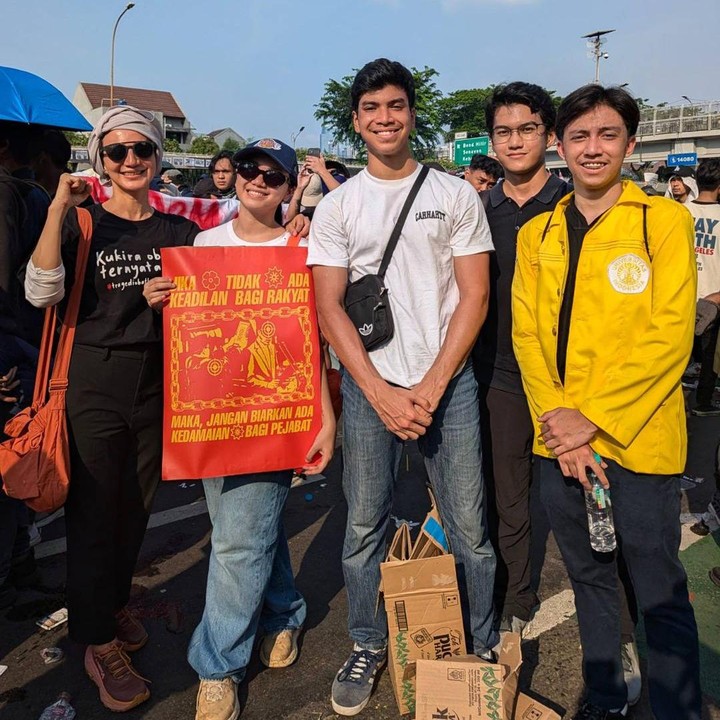 <p>Pada kesempatan itu, Wanda juga mengabadikan foto bersama kedua anaknya dan para mahasiswa yang ikut demo. "Mosi tidak percaya. Jangan anggap kami tak berdaya. Kami tidak mau lagi diperdaya," tulisnya. (Foto: Instagram@wanda_hamidah)</p>