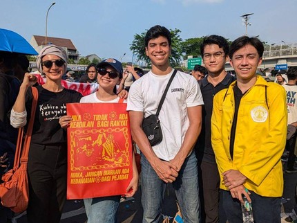 5 Potret Momen Wanda Hamidah & Anak-anaknya Ikut Demo di Depan Gedung DPR