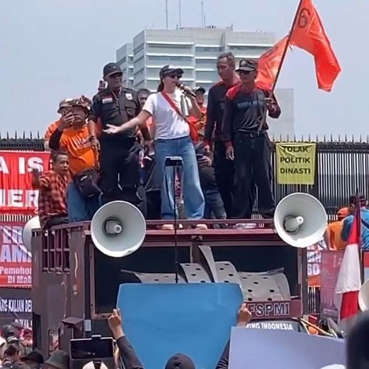 <p>Tak hanya itu, putri Wanda juga terlihat menyampaikan orasi di atas mobil dengan penuh semangat. "Anak siapa ini orasi di atas mobil komando? Rakyat bersatu tak bisa dikalahkan! Panjang umur perlawanan, siapkan napas panjangmu mahasiswa," ungkapnya. (Foto: Instagram@wanda_hamidah)</p>