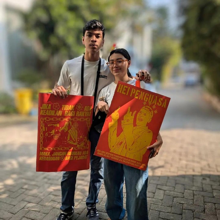 <p>Momen memperjuangkan keadilan itu dibagikan langsung oleh Wanda melalui beberapa potret dan video yang diunggah di akun Instagram pribadinya. "Ya Allah akhirnya datang juga momentum melepas anak-anak berjuang membela keadilan dan melawan kezaliman. Ya Allah lindungilah anak-anak kami yang berjuang hari ini. <em>@</em>shalimahakim UGM dan <em>@</em>alfahthhakim ITB meluncur ke DPR RI," tulis Wanda, dikutip dari laman Instagram @wanda_hamidah<em>,</em> Sabtu (24/8/2024). (Foto: Instagram@wanda_hamidah)</p>