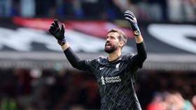 Demi Liverpool, Alisson Tolak Tawaran Gila dari Liga Arab Saudi
