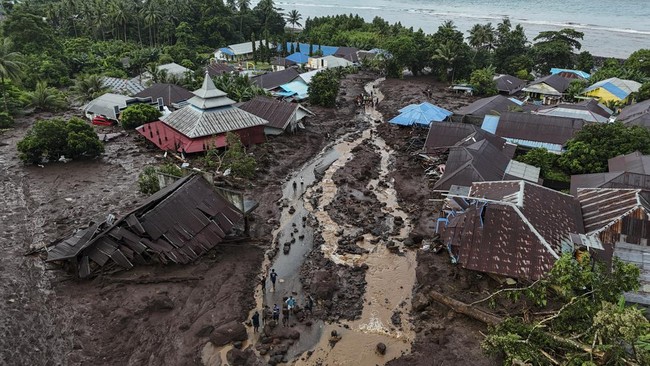 Posko penanganan banjir bandang di Ternate, Maluku Utara memperpanjang operasi pencarian satu korban lenyap hingga tiga hari ke depan.