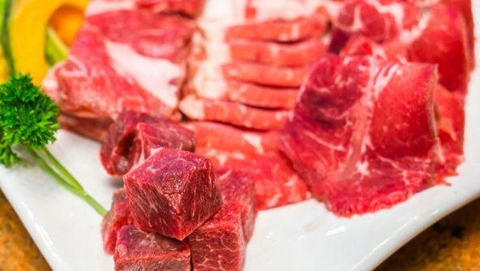 Jika kamu ingin membangun kekuatan dan mendukung massa otot tubuh, kamu bisa coba konsumsi daging merah.