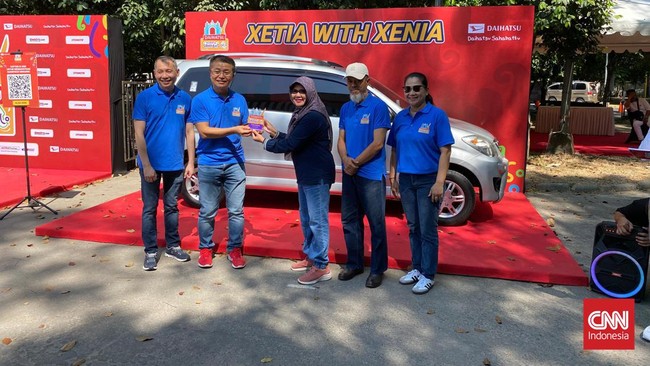 Seorang ibu asal Jawa Tengah, Emy Indriawati, diberi penghargaan oleh Daihatsu lantaran kesetiaan dan apik merawat Xenia 2009.