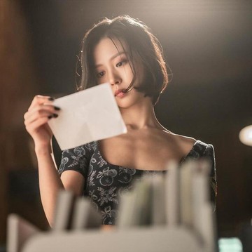 Glamor, Intip Deretan Brand Mewah yang Dipakai Go Min Si di Drakor Netflix 'The Frog'