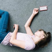 Benarkah Tidur di Lantai Tanpa Alas Bikin Orang Terkena Reumatik dan Infeksi Paru-Paru?