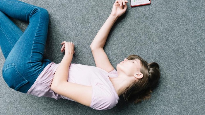 Benarkah Tidur di Lantai Tanpa Alas Bikin Orang Terkena Reumatik dan Infeksi Paru-Paru?